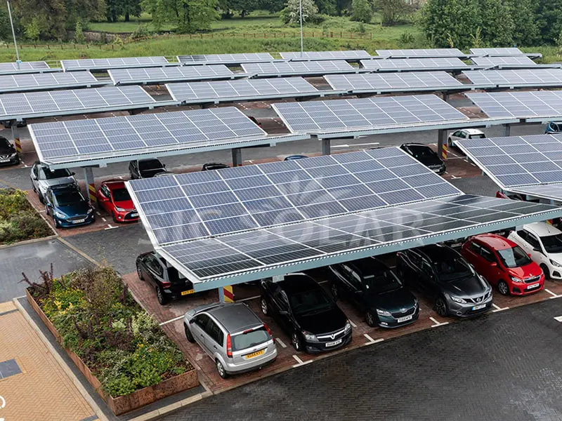 700-kW-Solarparkplatz-Carport-Rack-Montage in Kenia